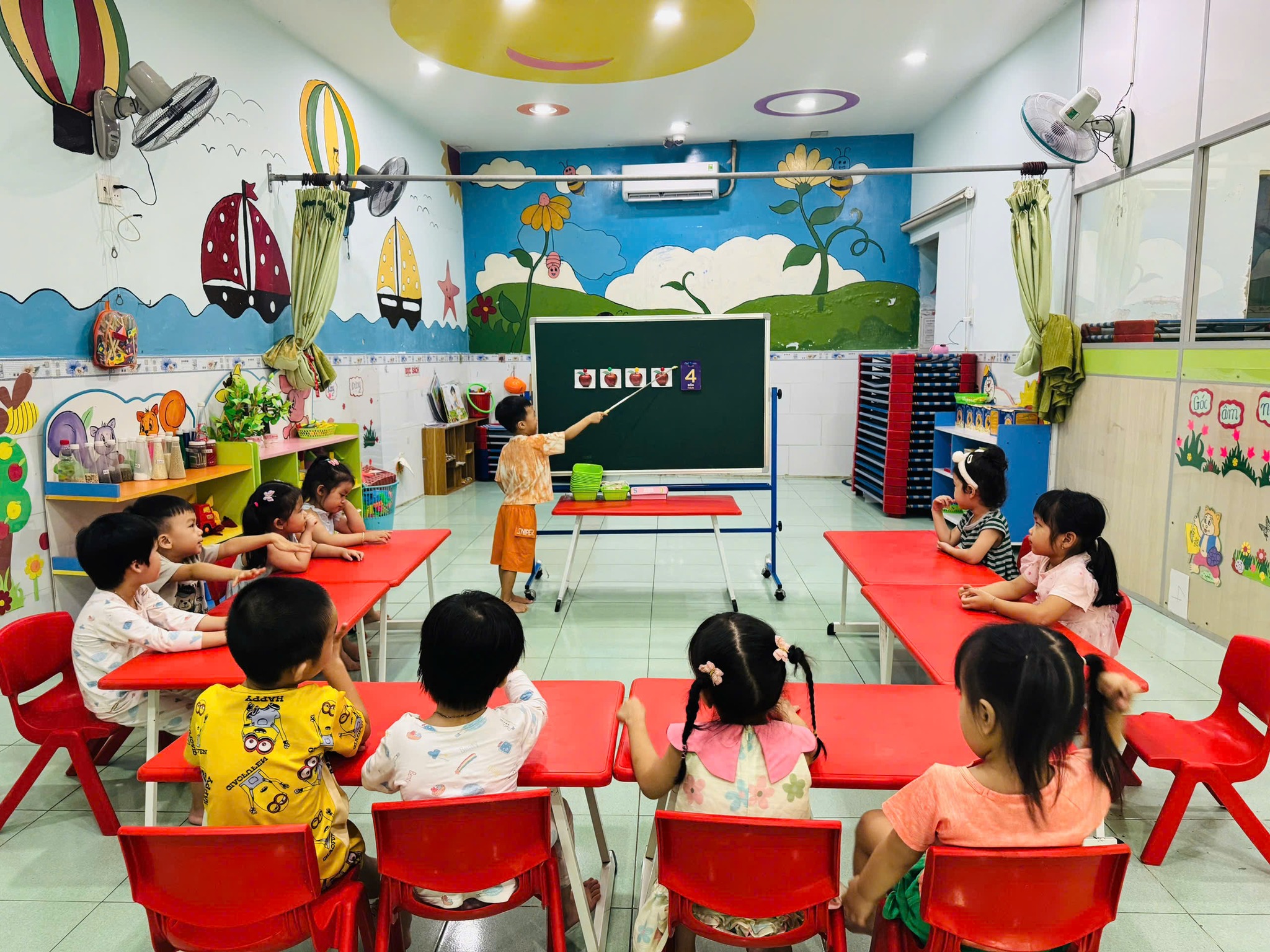 🔢 Bé lớp Chồi nhận biết số lượng “4” – Vừa học, vừa chơi thật vui! 🌼